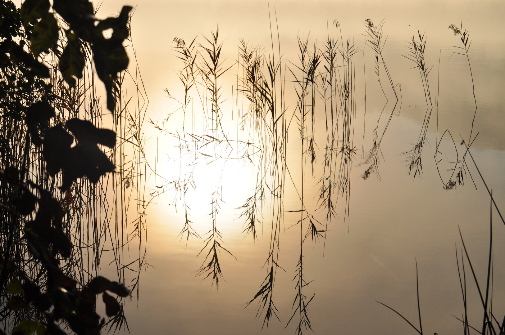 Keutschacher See bei Sonnenaufgang im Herbst