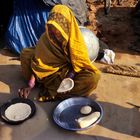 Khajuraho - Mutter beim backen der Brote - meistens die Hauptmahlzeit