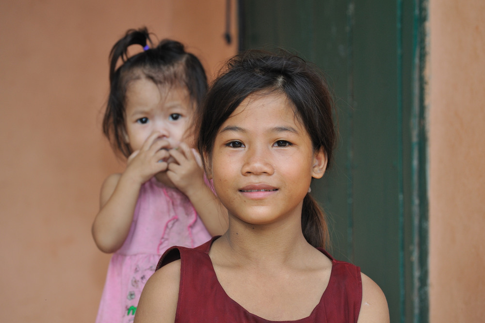 Khamu girl 2 with her sister