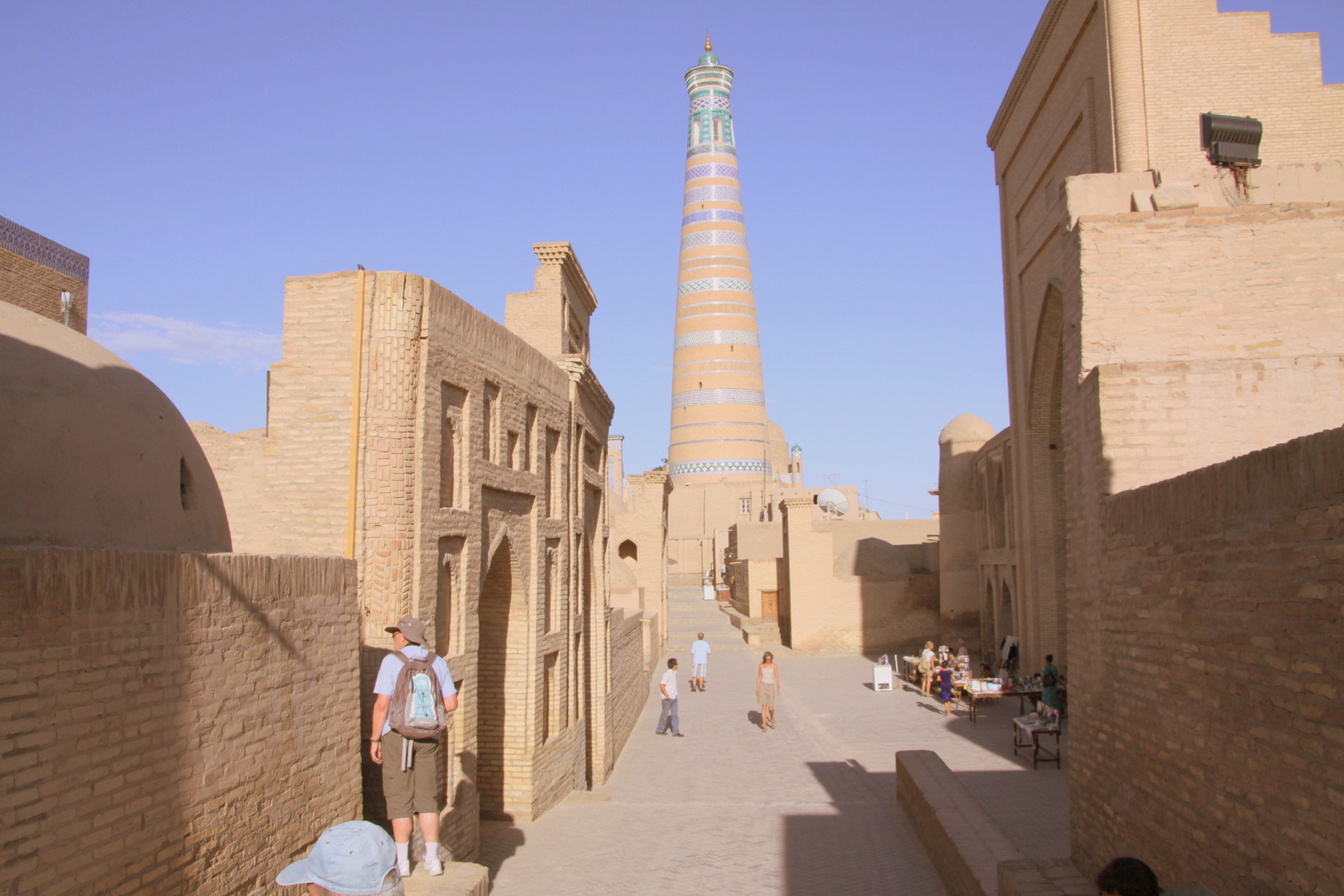 Khiva - Rue principale avec le minaret Islam Khodja