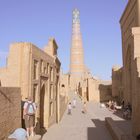 Khiva - Rue principale avec le minaret Islam Khodja