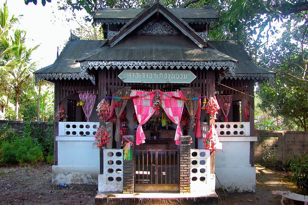 Khunyuam shrine near Mae Hong Son