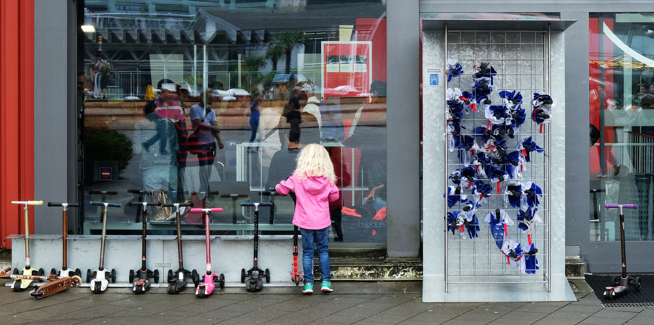 Kickboards und Regenschirme