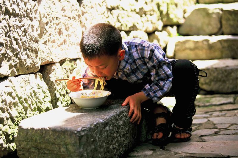 Kid Eating (09-31A)