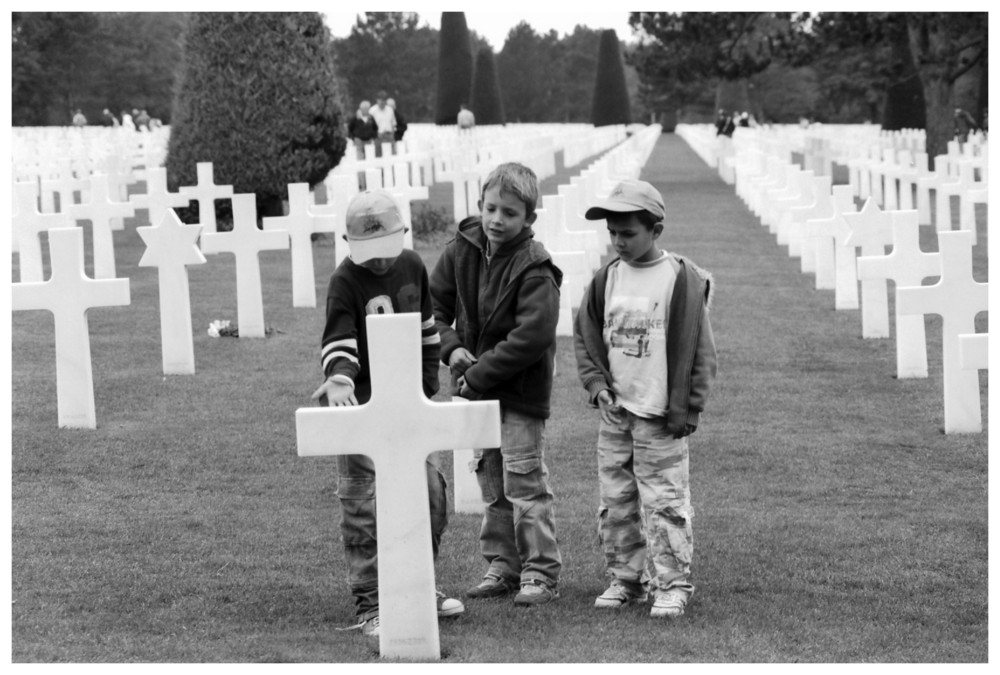 Kids auf dem amerikanischen Friedhof in Collevil le sur Mer