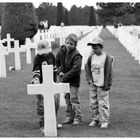 Kids auf dem amerikanischen Friedhof in Collevil le sur Mer