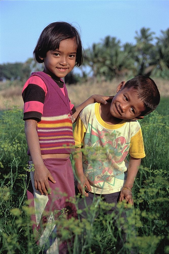 Kids from Kantaralak in the coriander field