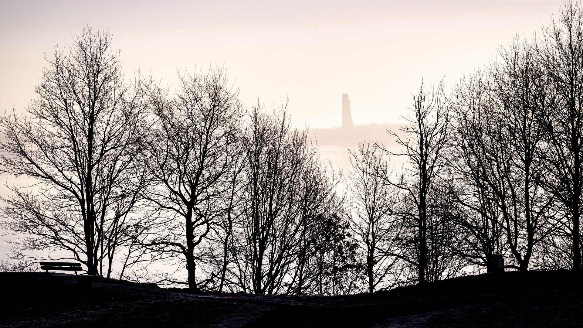 Kiel #71 (Blick über die Förde 3km zum Ehrenmal)