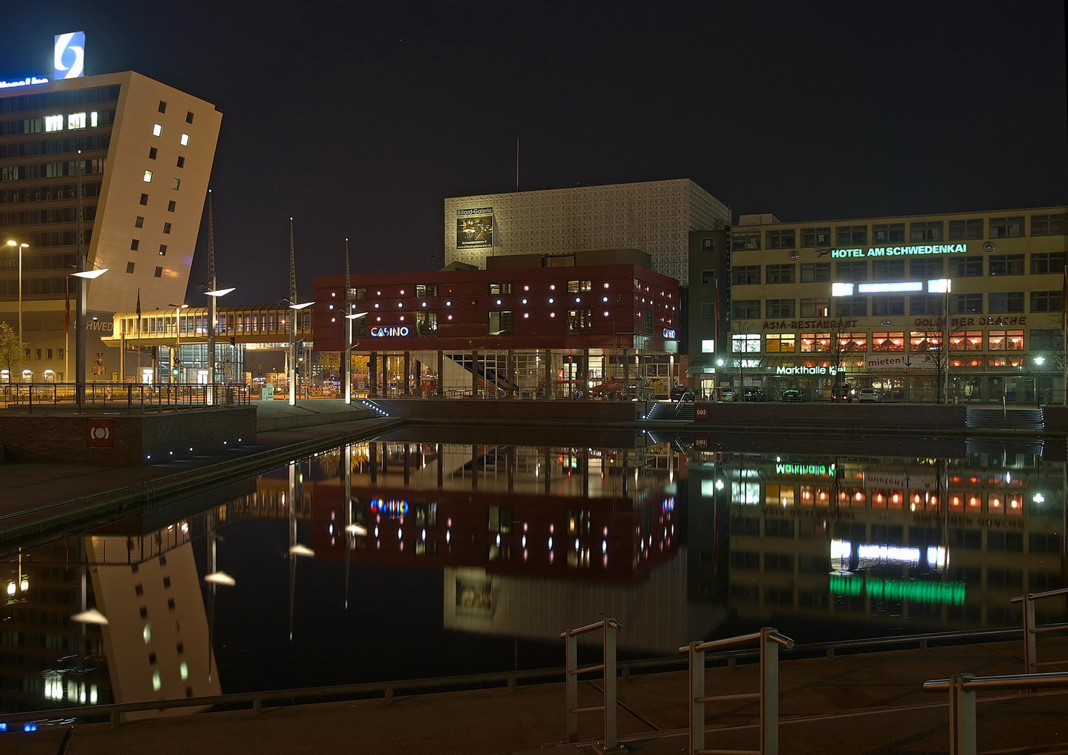 Kiel bei Nacht - Der Bootshafen