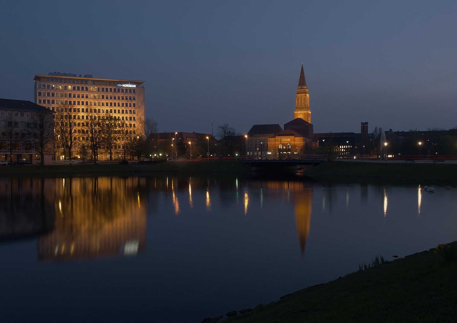 Kiel bei Nacht - der "kleine Kiel" mit Rathaus und Landesbank