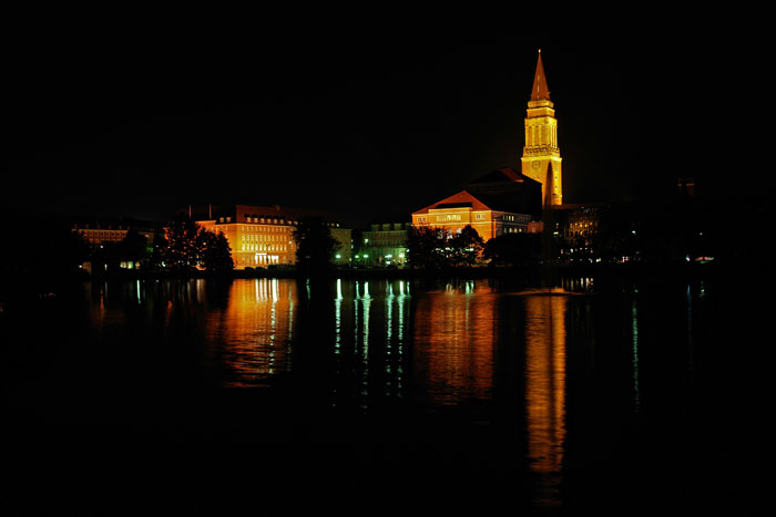 Kiel bei Nacht: Rathaus und Opernhaus.