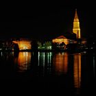 Kiel bei Nacht: Rathaus und Opernhaus.