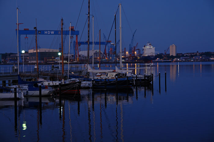 Kiel bei Nacht: Reventloubrücke zur "Blauen Stunde", Blick zu HDW