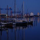 Kiel bei Nacht: Reventloubrücke zur "Blauen Stunde", Blick zu HDW