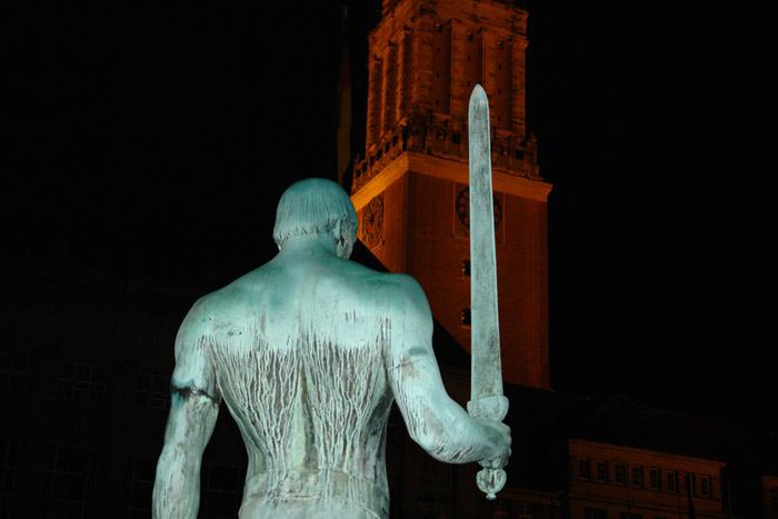 Kiel bei Nacht: "Schwertträger" auf dem Rathausplatz