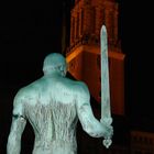 Kiel bei Nacht: "Schwertträger" auf dem Rathausplatz