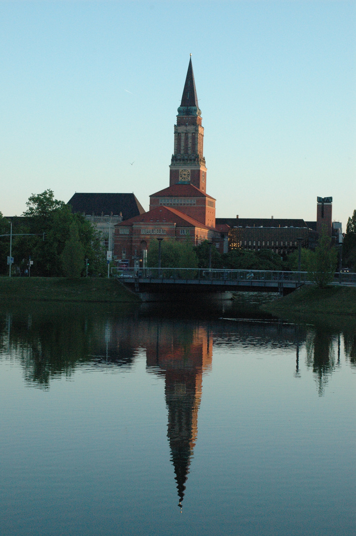 Kiel Rathaus gespiegelt