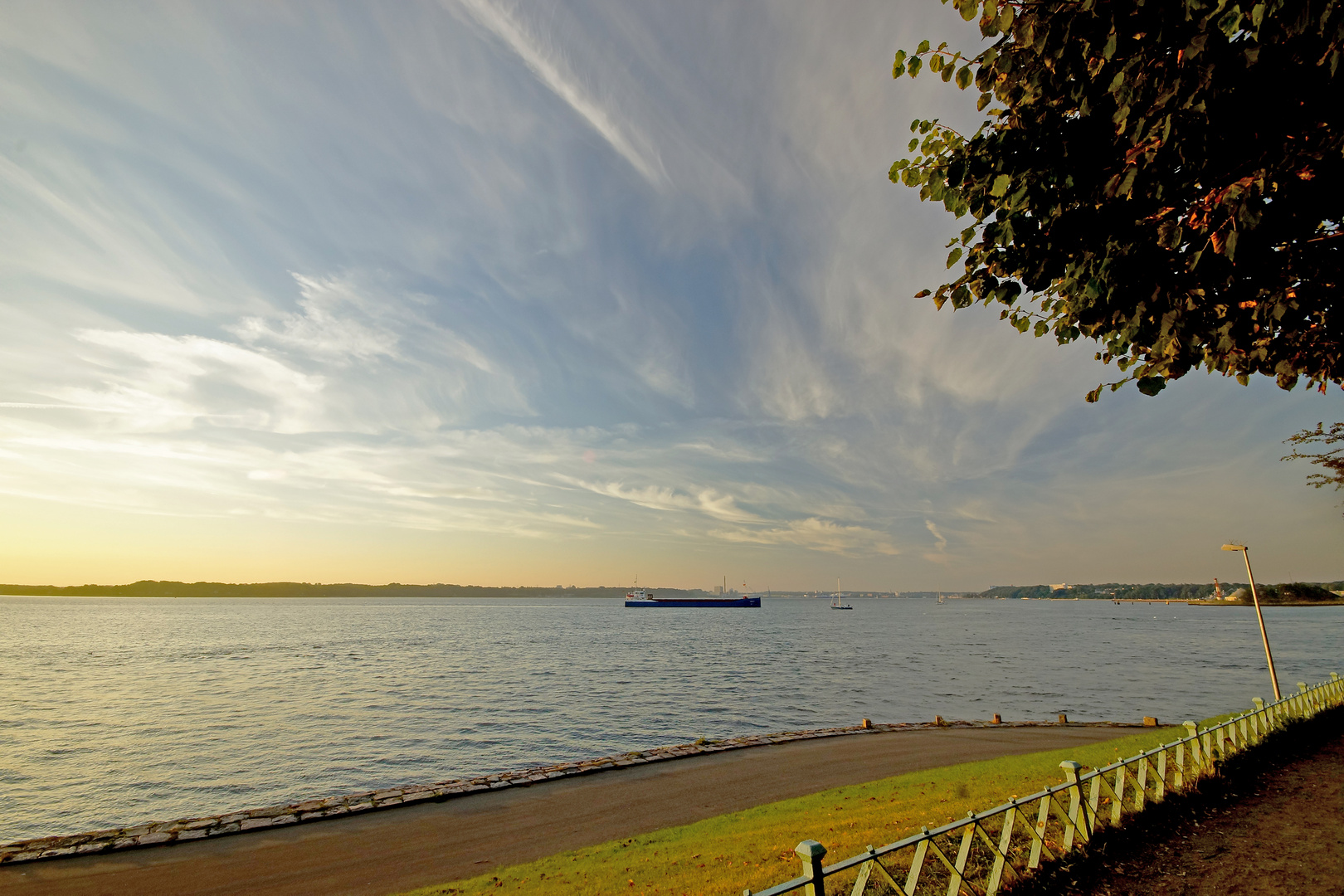 Kieler Förde; Einfahrt zum Nord-Ostsee-Kanal, frühmorgens