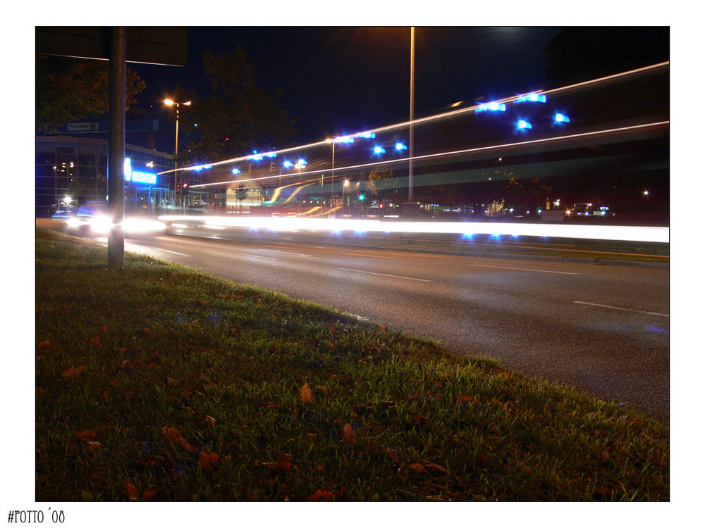 Kieler Förde @ night - Langzeitbelichtung Krankenwagen