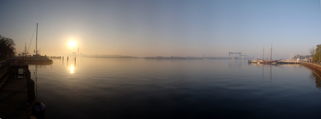 Kieler Hafen im Morgennebel