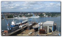 Kieler Hafen mit Ostseekai (Kreuzfahrerterminal) und HDW