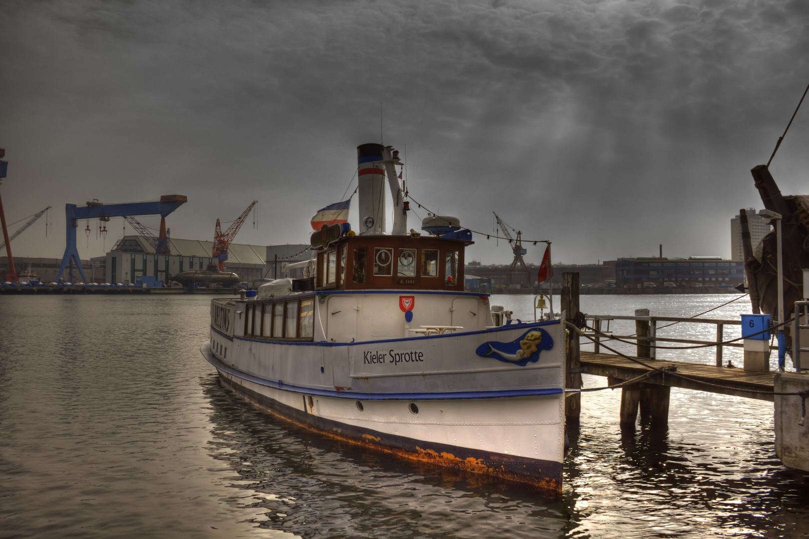 Kieler Hafen - Werft & Idylle