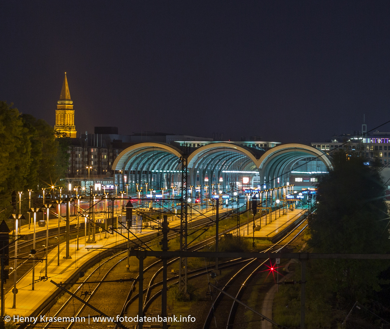 Kieler Hauptbahnhof bei Nacht