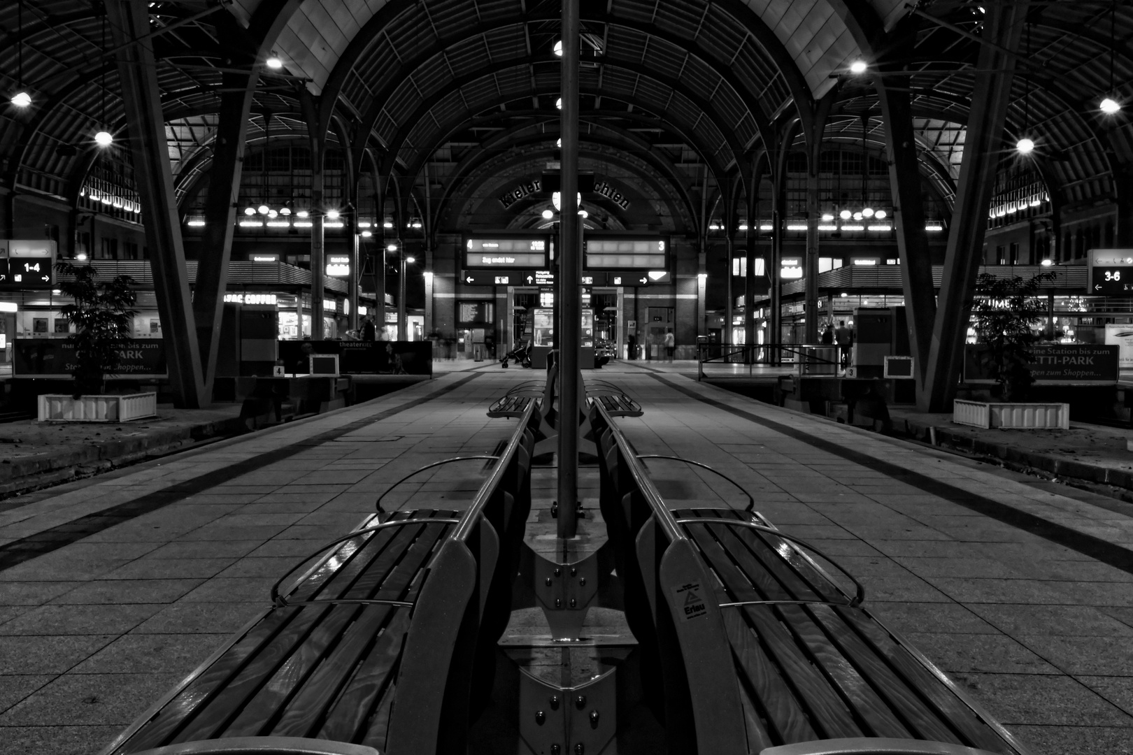 Kieler Hauptbahnhof bei Nacht