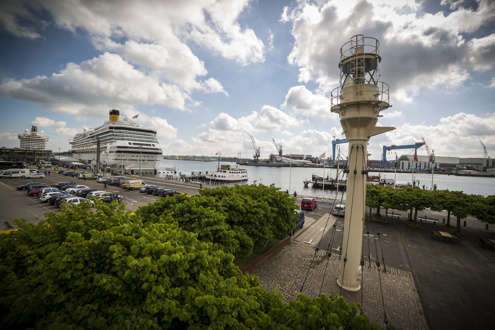 Kieler Leuchtturm und Hafen