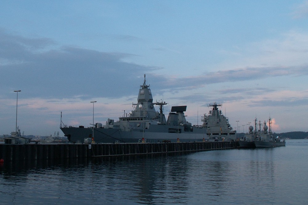 Kieler Marinestützpunkt am Abend.