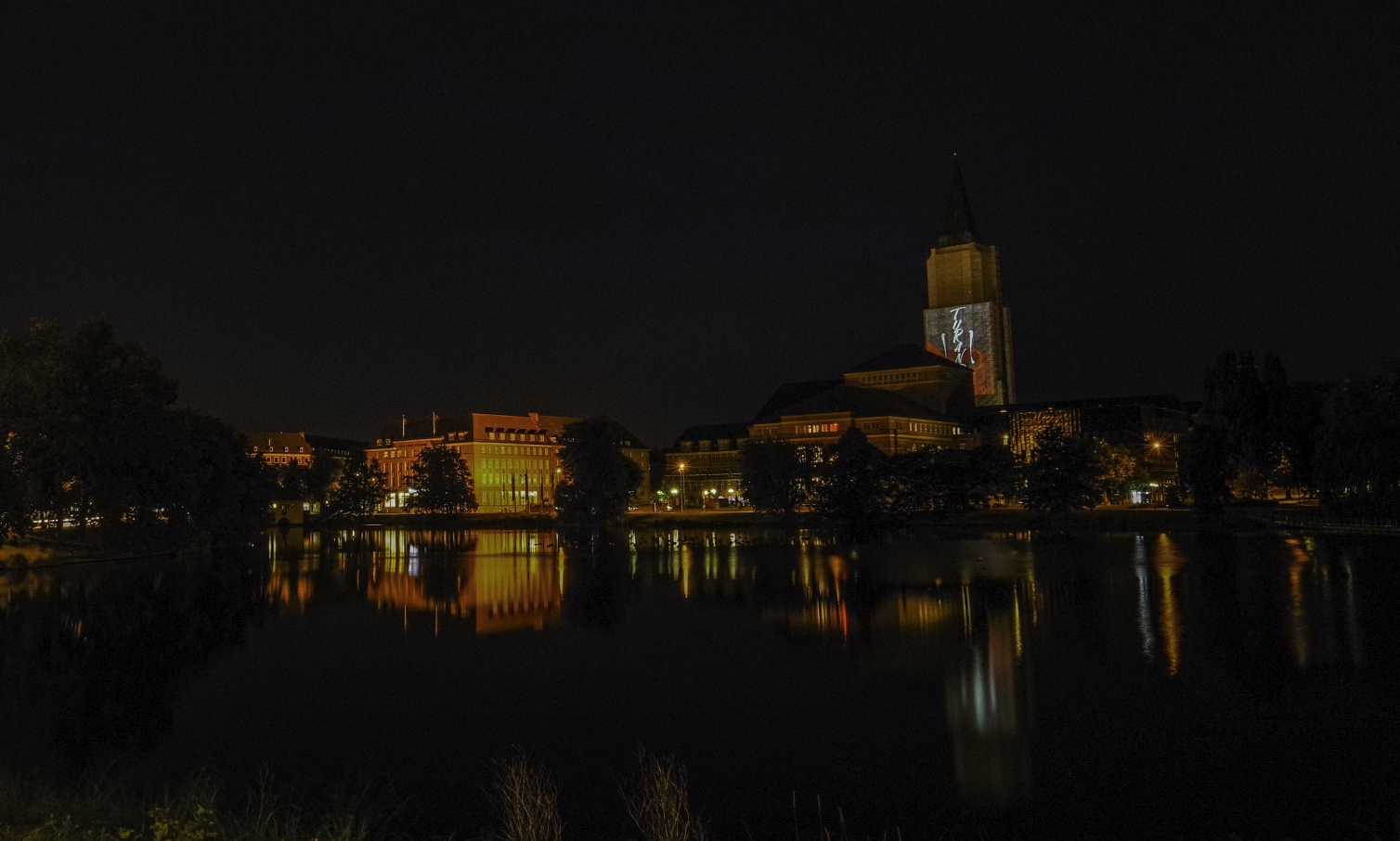 Kieler Rathaus bei Nacht