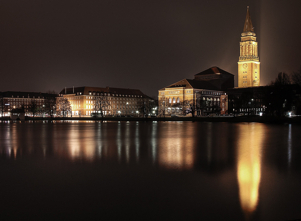 Kieler Rathaus bei Nacht