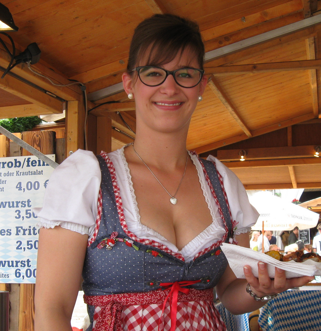 Kieler Woche Girl im Dirndl Kleid