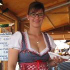 Kieler Woche Girl im Dirndl Kleid