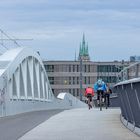 Kienlesbergbrücke Ulm mit Radfahrer