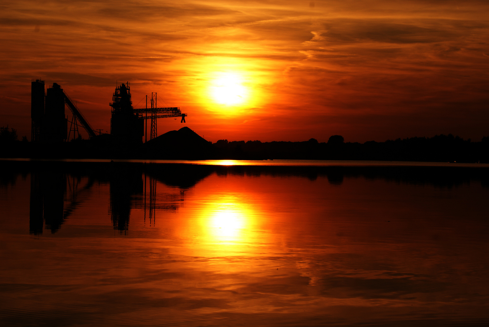 Kiesbaggerei im Sonnenuntergang