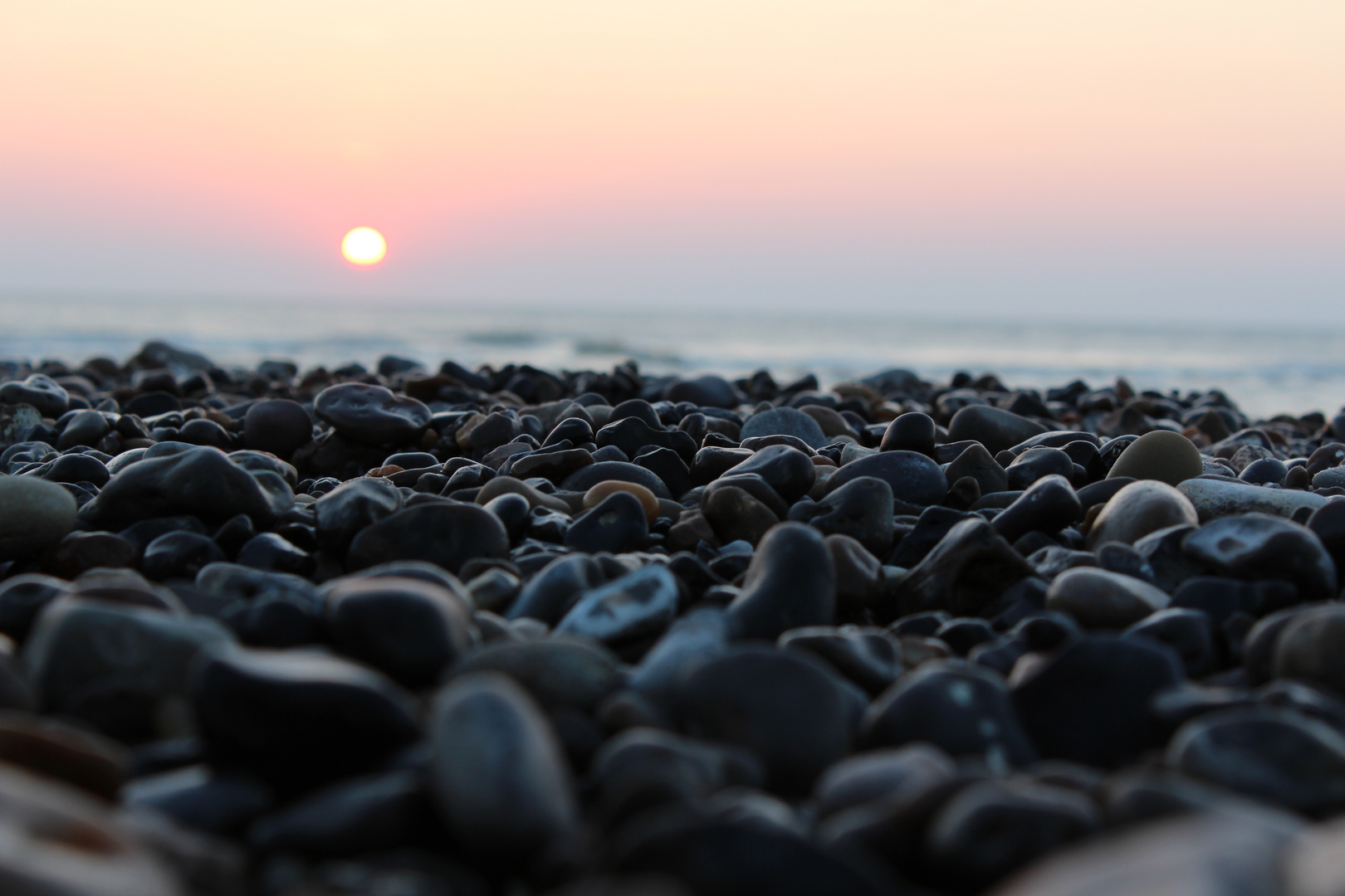 Kiesel am Abendstrand