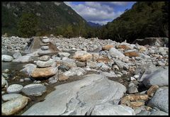 Kieselsteine und Wasser