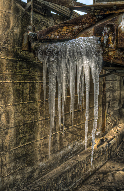 Kiesschütte mit Eiszapfen