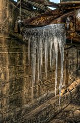 Kiesschütte mit Eiszapfen