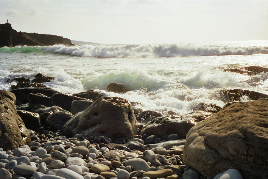 Kiesstrand auf der grünen Insel - Irland