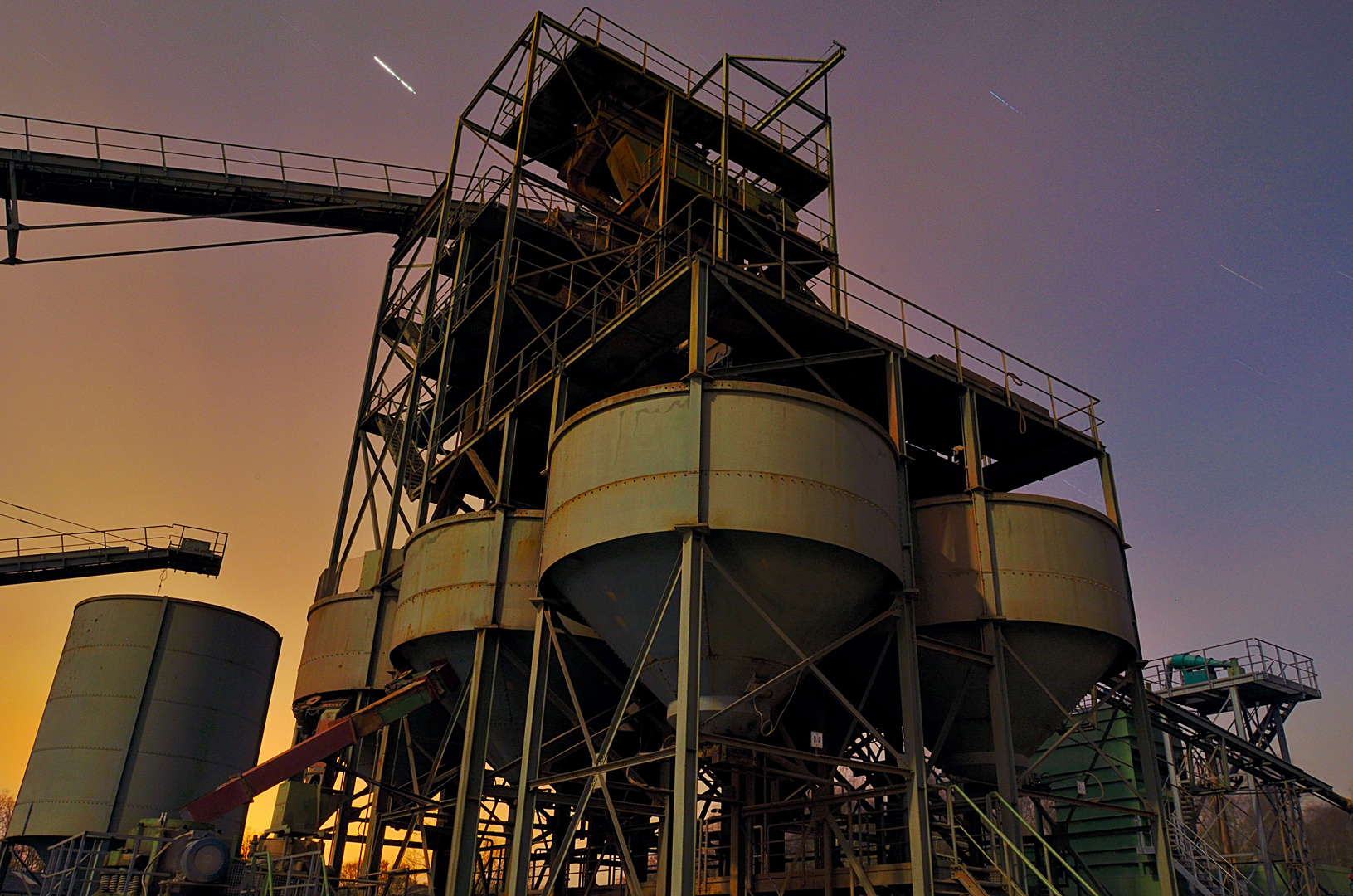 Kieswerk bei Nacht