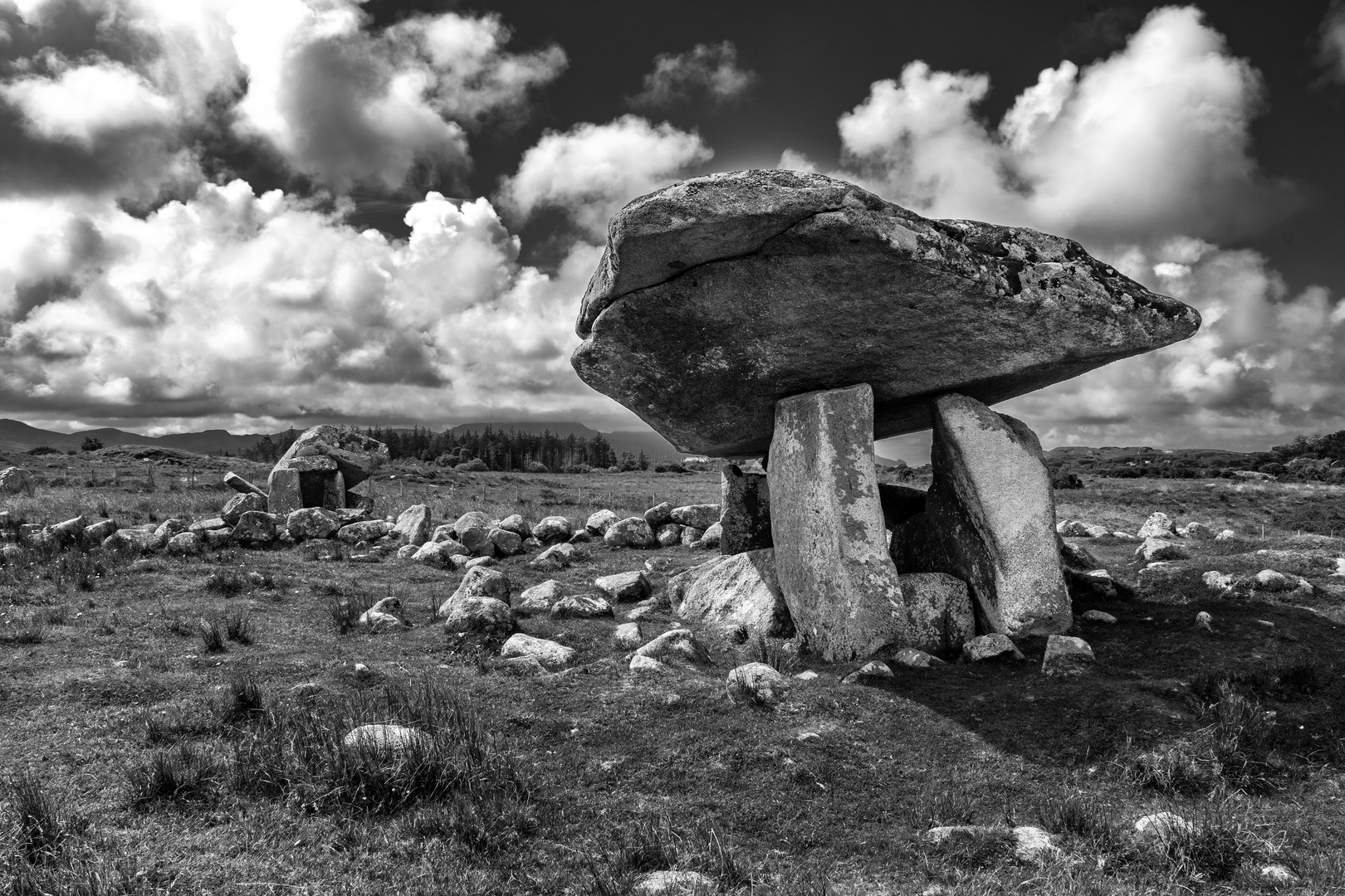 ... kilclooney dolmen III ...