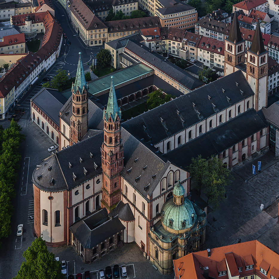 KILIANSDOM ZU WÜRZBURG morgens um 7