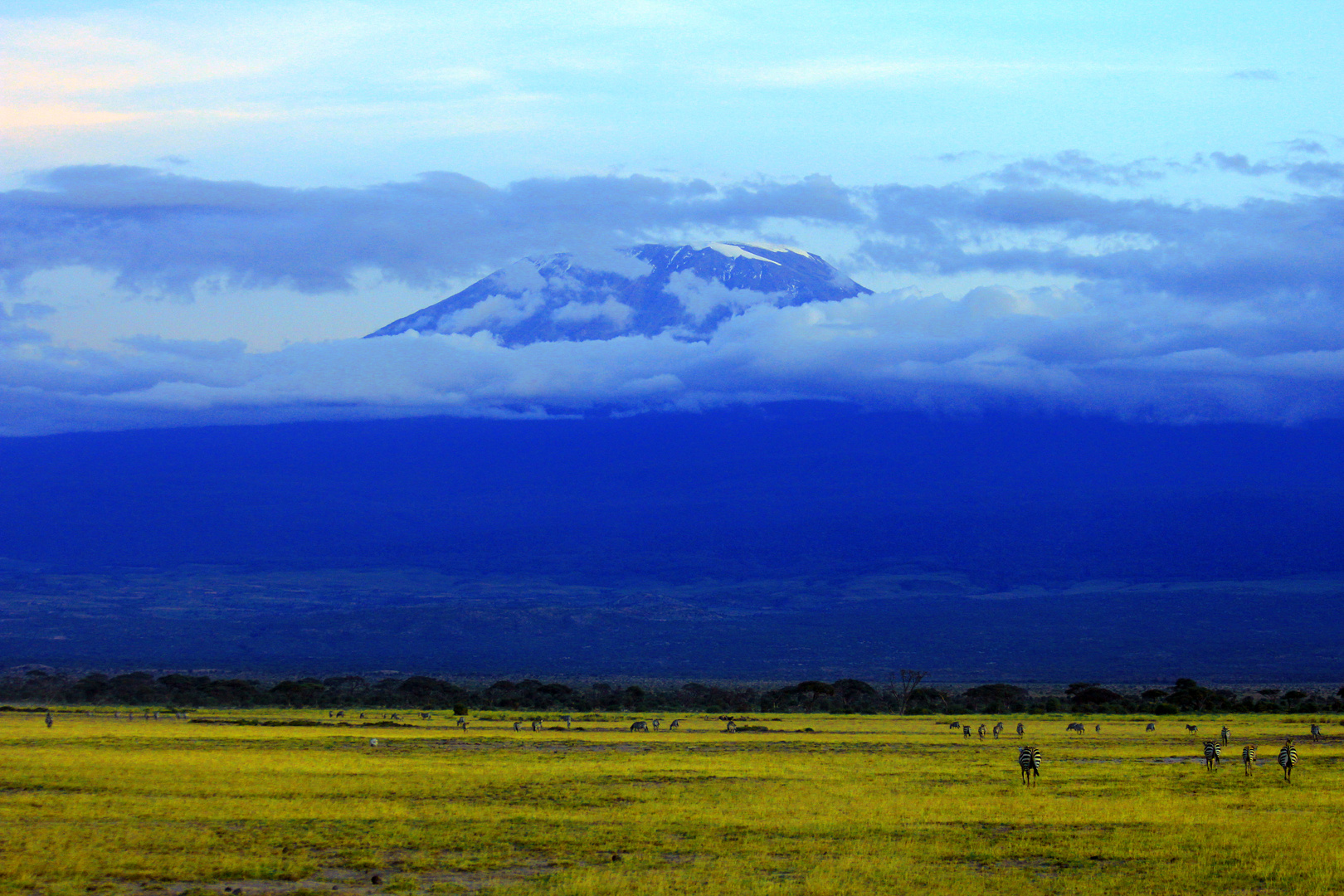Kilimandscharo mit Wolken behangen