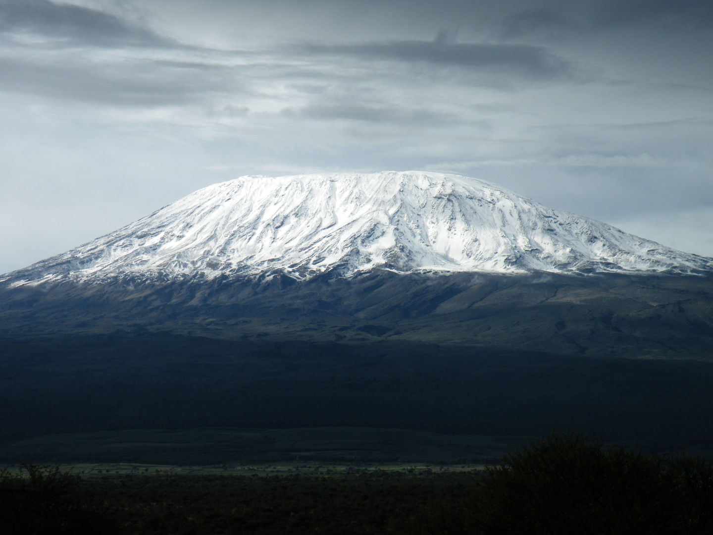 Kilimanjaro am Morgen vertreibt Wolken und Sorgen