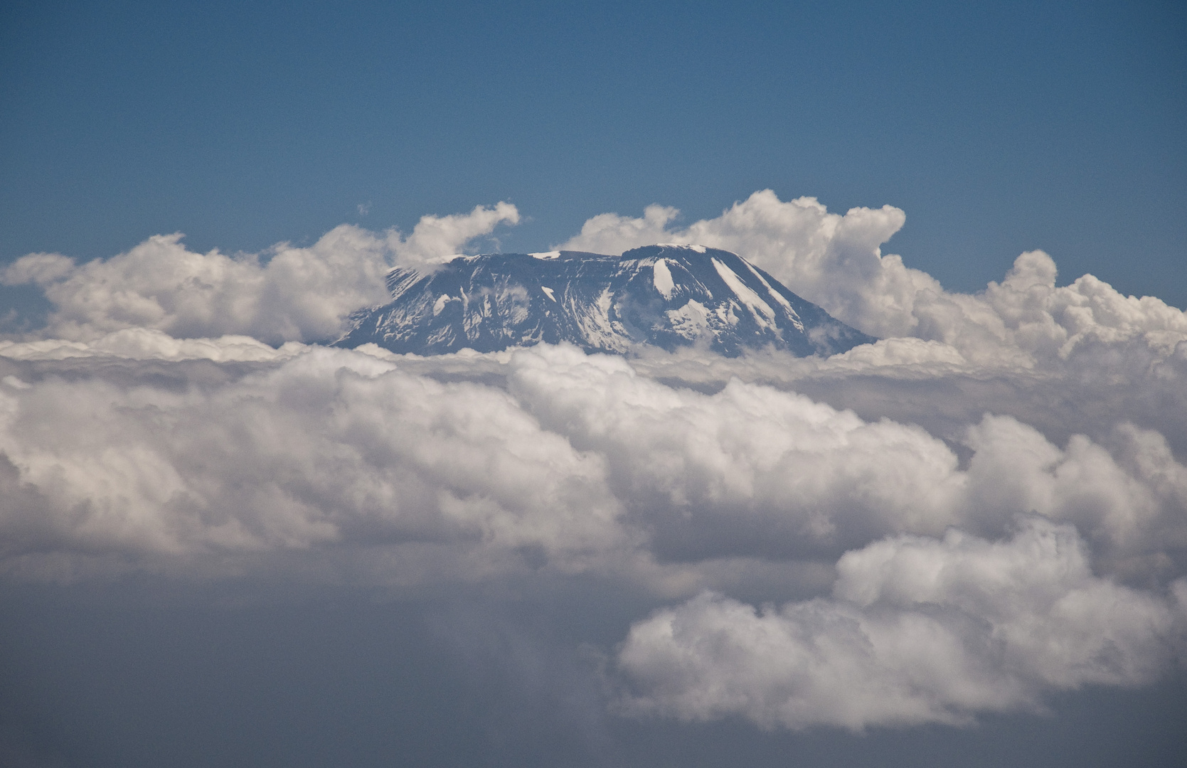 Kilimanjaro in den Wolken