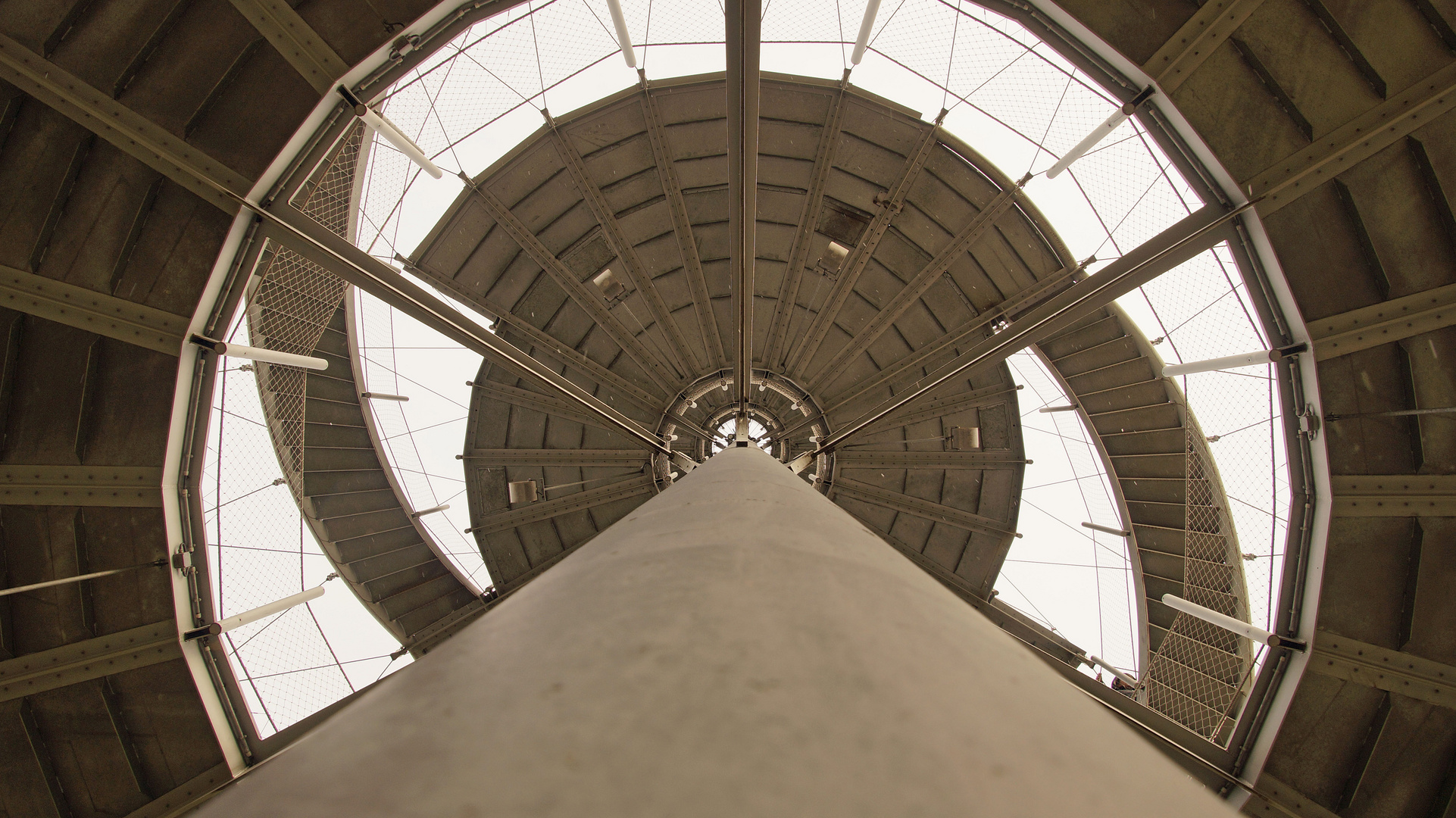 Killesbergturm - Froschperspektive, lotrechte Ansicht entlang der Hauptsäule