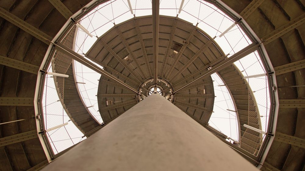 Killesbergturm - Froschperspektive, lotrechte Ansicht entlang der Hauptsäule