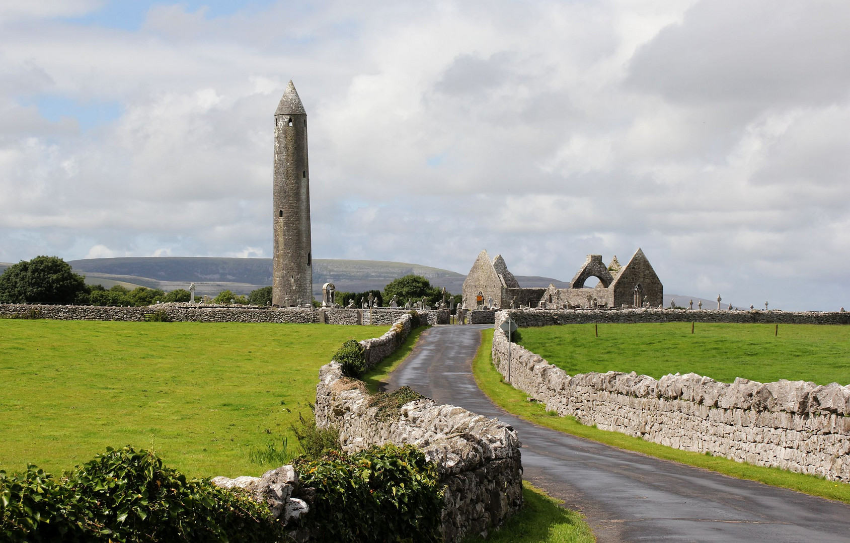 Kilmacduagh (Cill Mhic Dhuach) Monastery vor dem Massiv des Burren...